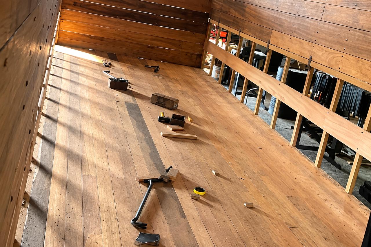 Piso de madeira novo instalado no interior de uma carroceria