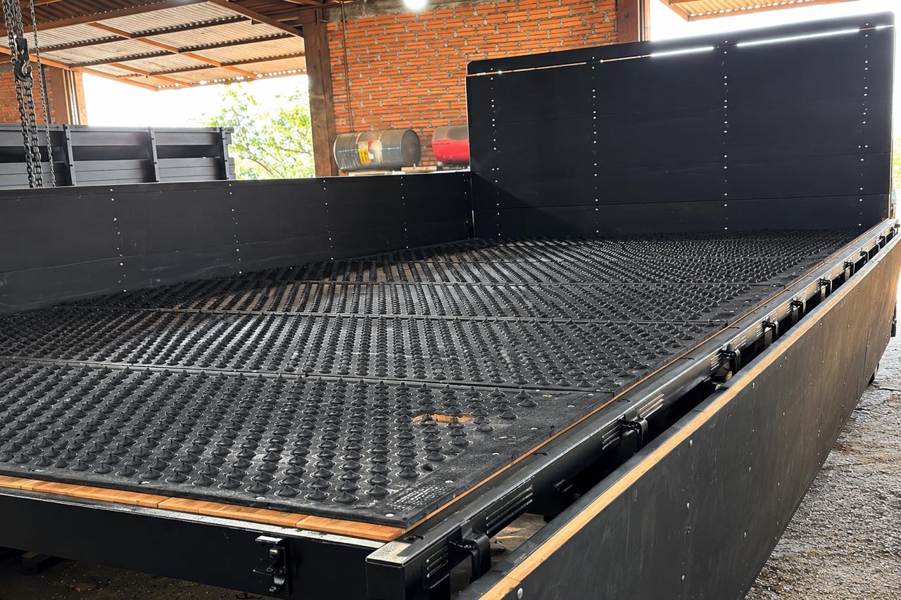 Carroceria preta finalizada com piso protetor em oficina